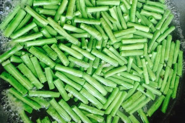 皮蛋拌豆角的做法图解2