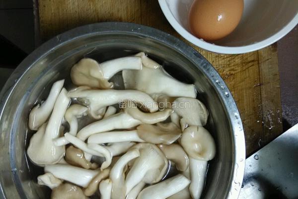 凤尾菇青菜蛋花汤的做法图解1