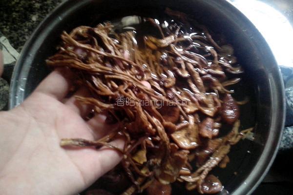 芹菜炒茶树菇的做法图解1