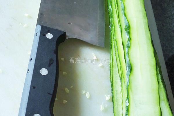 凉拌黄瓜小卷的做法图解1