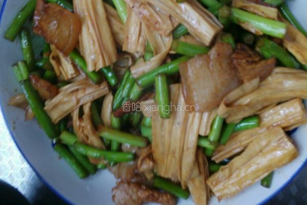 蒜苔腐竹炒肉的做法图解9