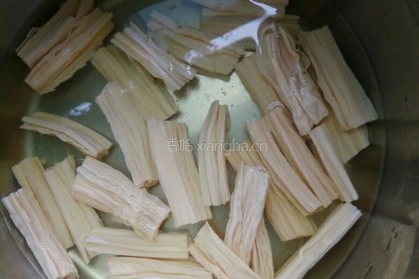 蒜苔腐竹炒肉的做法图解5