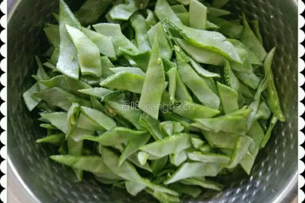 扁豆角炒香菇牛肉的做法图解2