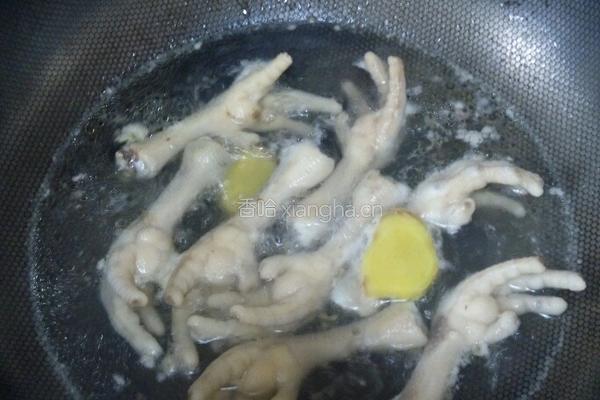 鸡爪焖黄豆的做法图解1