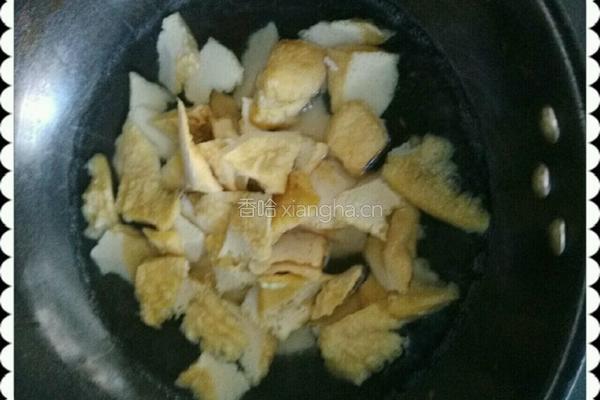 牛肉炒油豆付的做法图解1