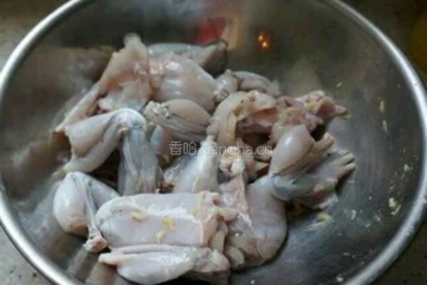 干锅牛蛙的做法图解1