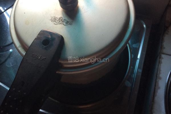 红烧鸡爪的做法图解1