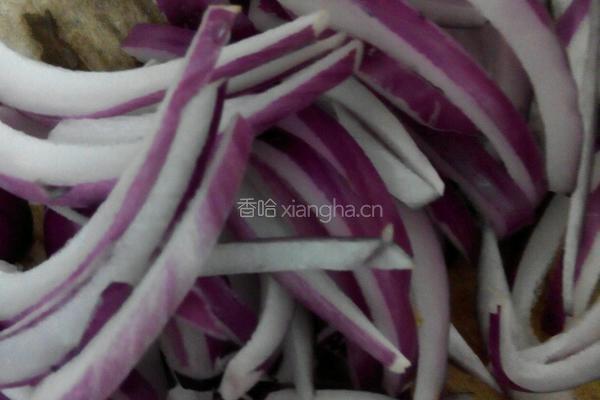 牛肉海鲜即食面的做法图解1