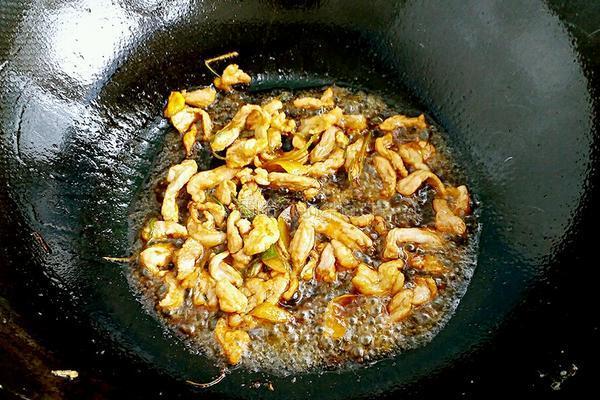 木耳鸡蛋炒肉的做法图解3