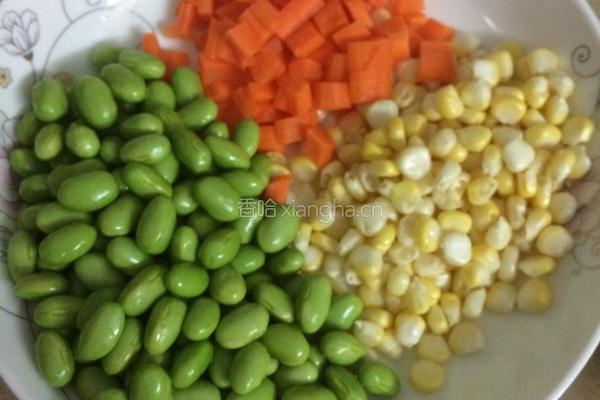 毛豆炒肉丁的做法图解1