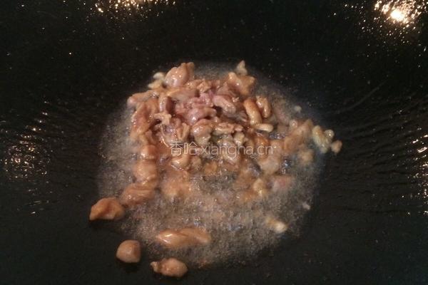 毛豆炒肉丁的做法图解3