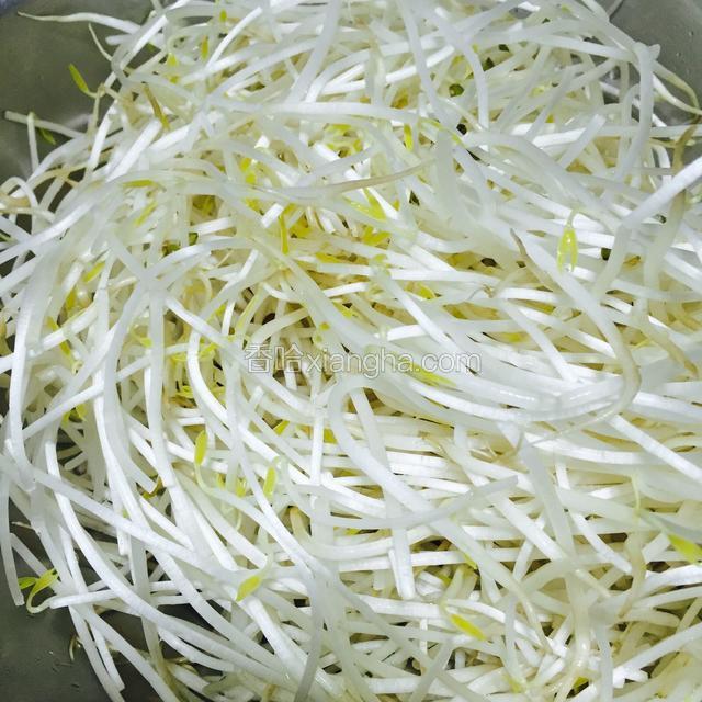 绿豆芽洗干净备用