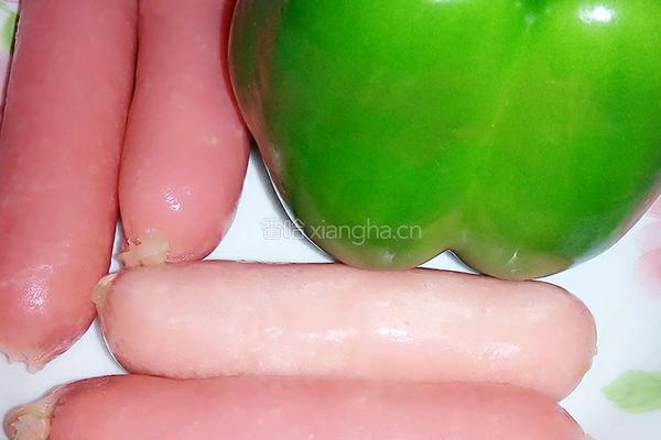 菜椒炒火腿的做法图解1