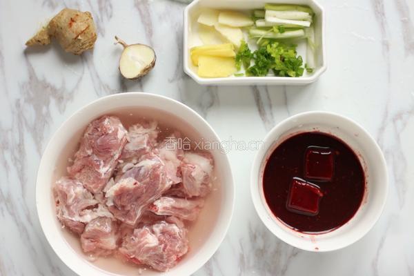 红腐乳烧排骨的做法图解1