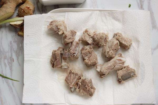 红腐乳烧排骨的做法图解3