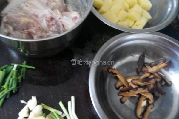香菇土豆焖鸡的做法图解1