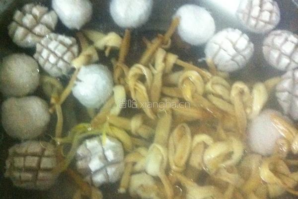 金针丸子汤的做法图解3