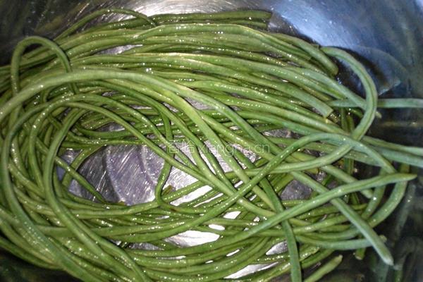 肉丝拌豇豆的做法图解1