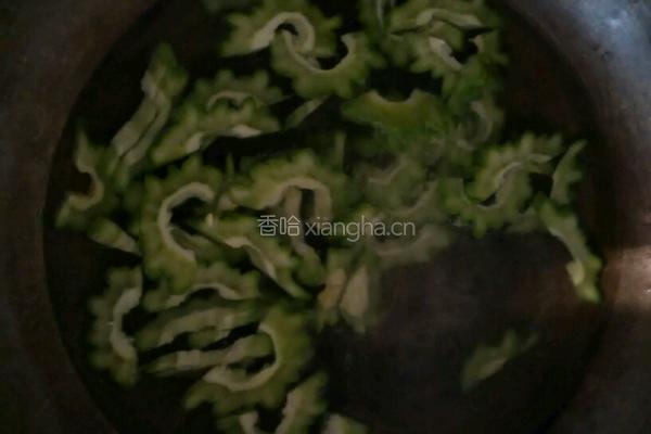 清炒苦瓜的做法图解2