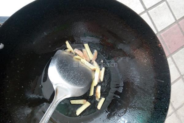 脆椒炒鱿鱼片的做法图解3