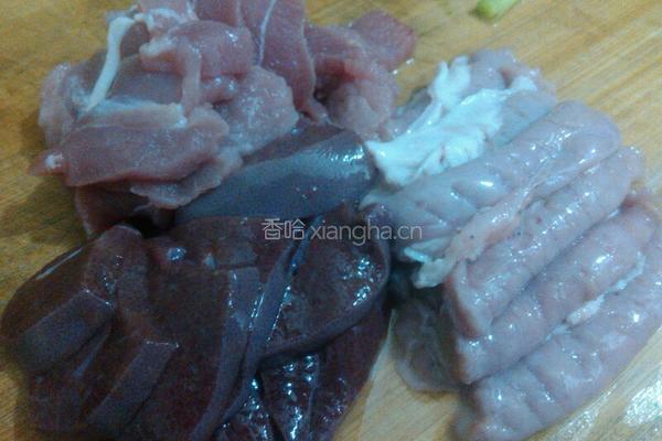 酸菜煮猪杂的做法图解3