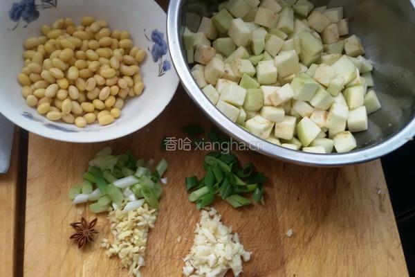 焖茄丁的做法图解1