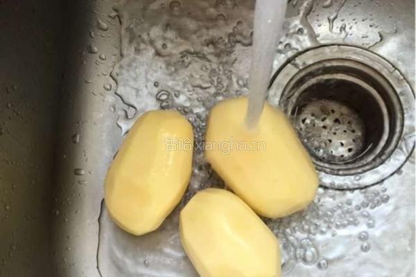 凉拌香辣土豆丝的做法图解1