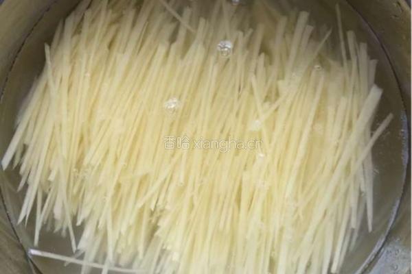 凉拌香辣土豆丝的做法图解3
