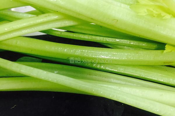 芹菜胡萝卜丁的做法图解1