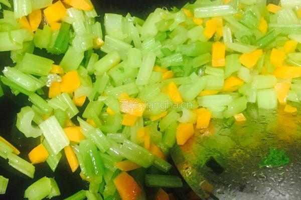 芹菜胡萝卜丁的做法图解7
