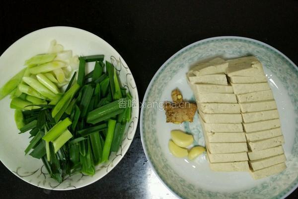 蒜苗炒豆腐的做法图解1