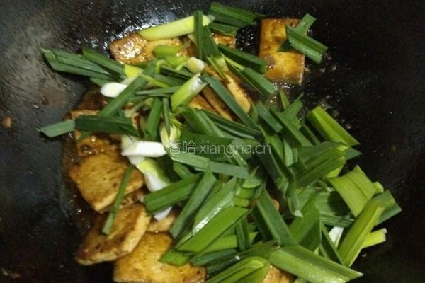 蒜苗炒豆腐的做法图解5