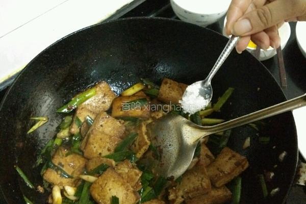蒜苗炒豆腐的做法图解6