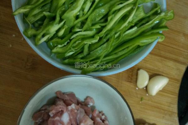 青椒炒肉丝的做法图解1