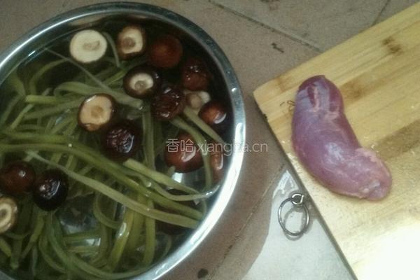 香菇瘦肉炒贡菜的做法图解1