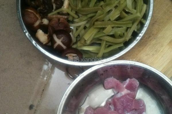 香菇瘦肉炒贡菜的做法图解2