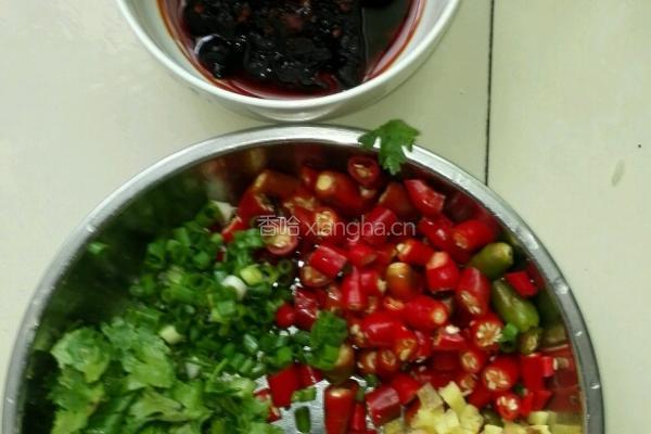 老干妈豆豉鲫鱼的做法图解2