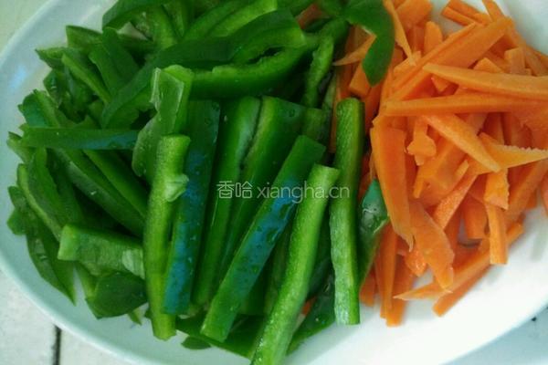 青椒炒肉丝的做法图解1