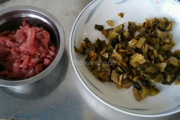 酸菜炒肉的做法图解1