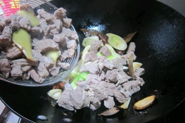 西红柿炖牛腩的做法图解6