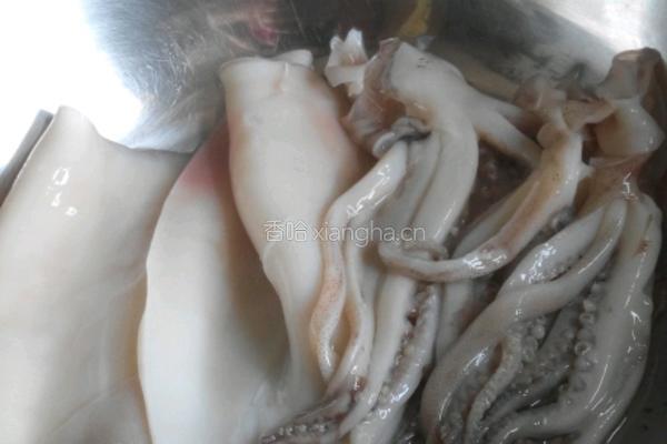 泡椒炒鱿鱼的做法图解1