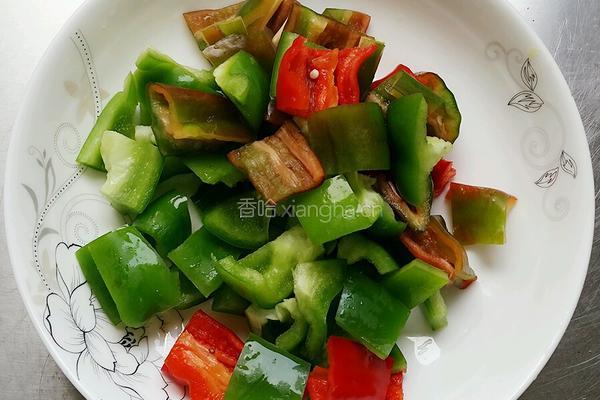 肉丁炒青红椒的做法图解1