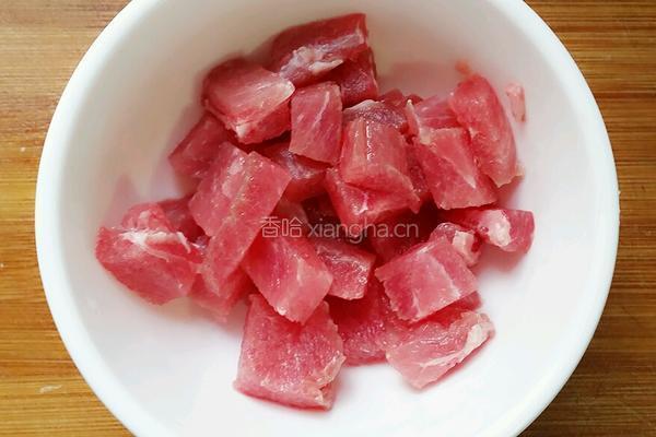 肉丁炒青红椒的做法图解3