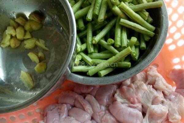 生肠炒豆角的做法图解1