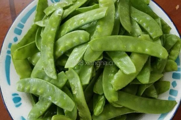 荷兰豆胡萝卜炒瘦肉的做法图解1