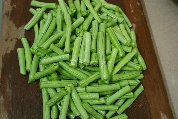 橄榄菜炒豇豆的做法图解2