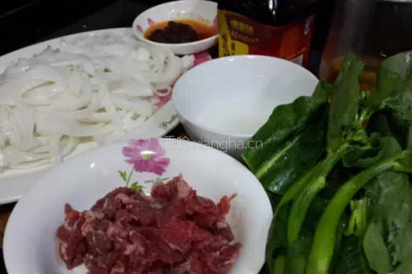 炒牛肉粿条的做法图解1