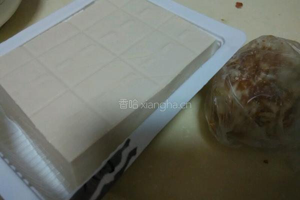 皮蛋拌豆腐的做法图解1