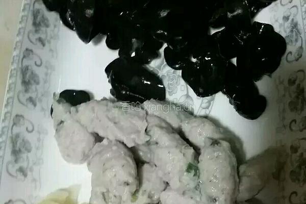 丝瓜木耳炒鱼滑的做法图解2