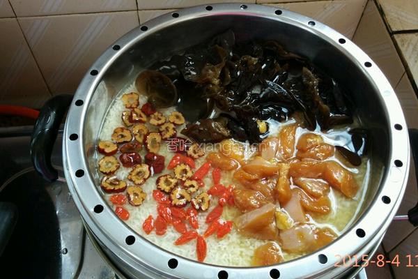 红枣枸杞木耳鸡肉蒸饭的做法图解2